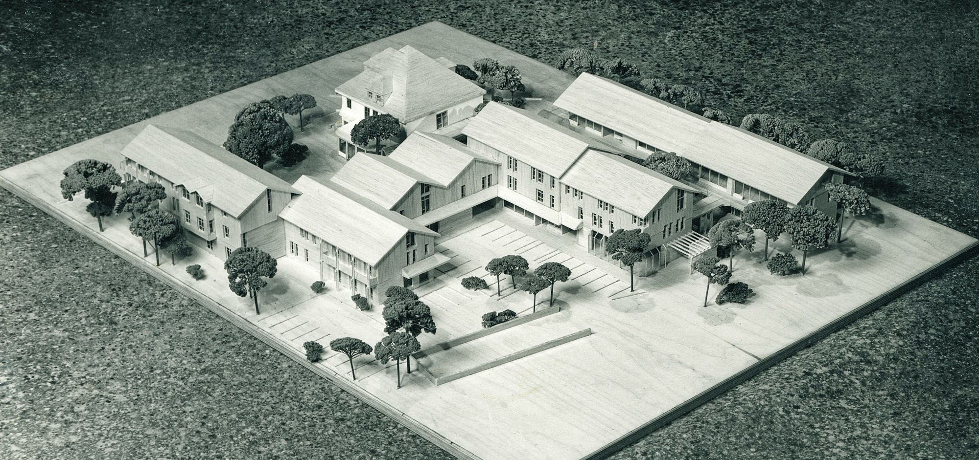 Modell des Geschäftszentrums mit Wirtschaftshof und Parkplätzen