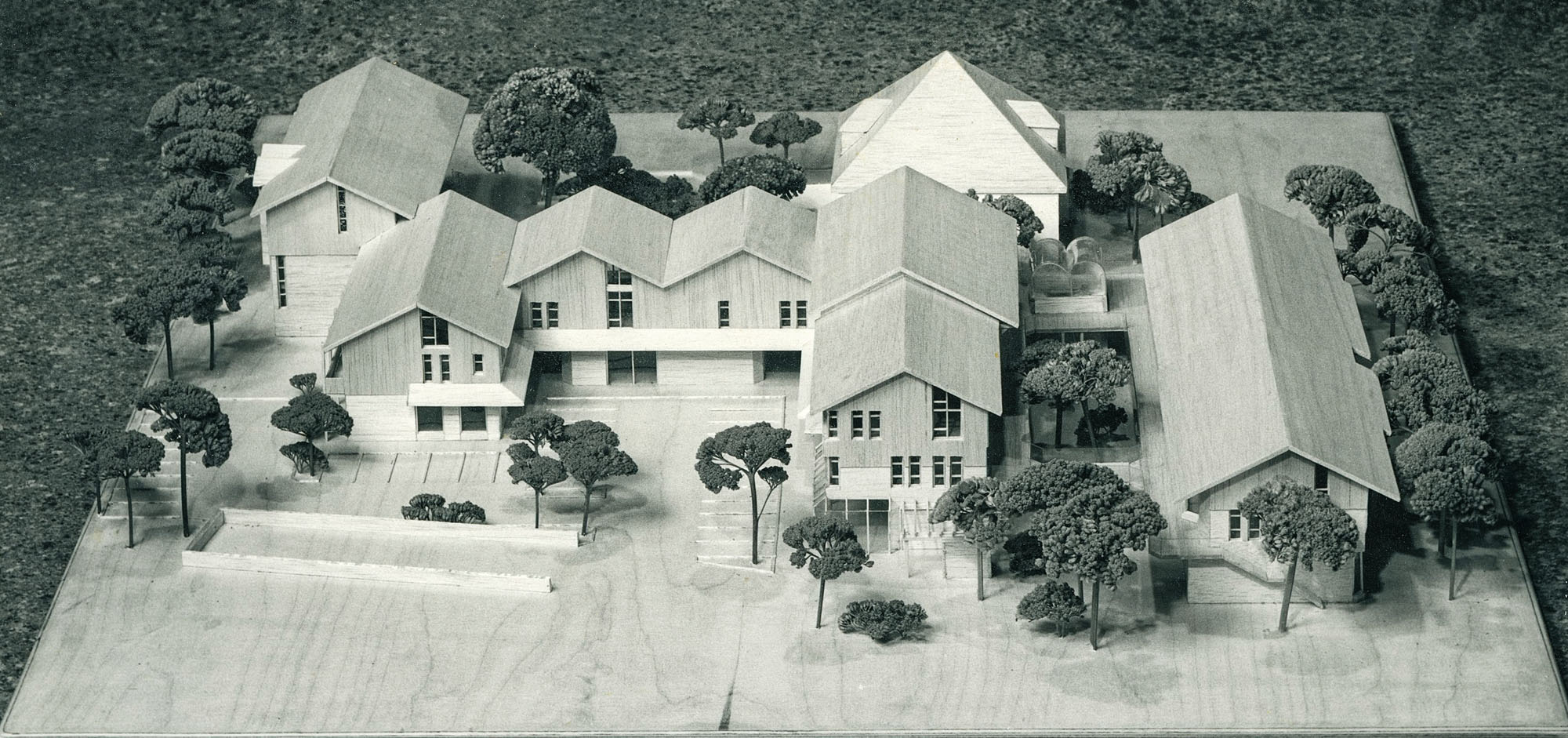 Modell des Geschäftszentrums mit Wirtschaftshof und Parkplätzen