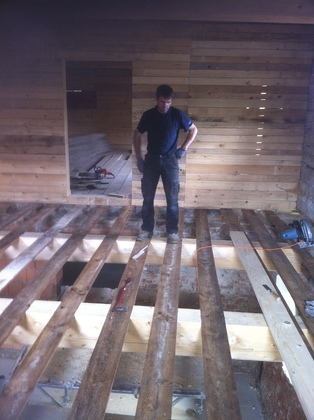 Holzdecke über der Wirtsstube, Originalbretter - verlegt in neue Deckenbalken Holzdecke über der Wirtsstube, Originalbretter - verlegt in neue Deckenbalken