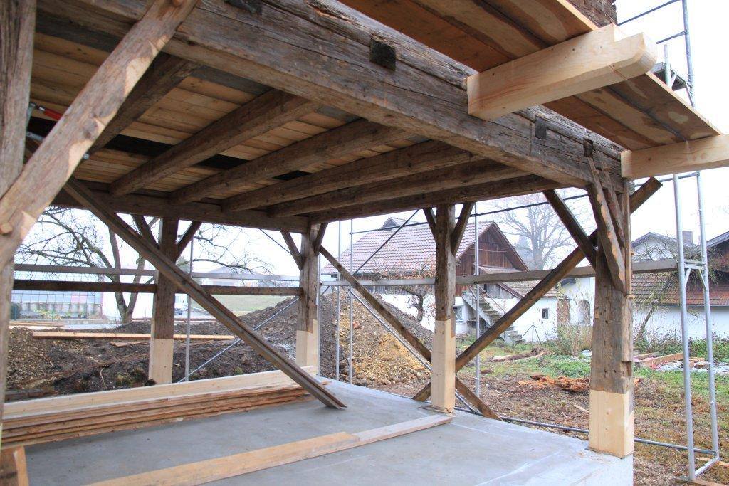 Getreidekasten mit Verlängerung der Stützen wieder aufgebauter Getreidekasten mit Verlängerung der Stützen