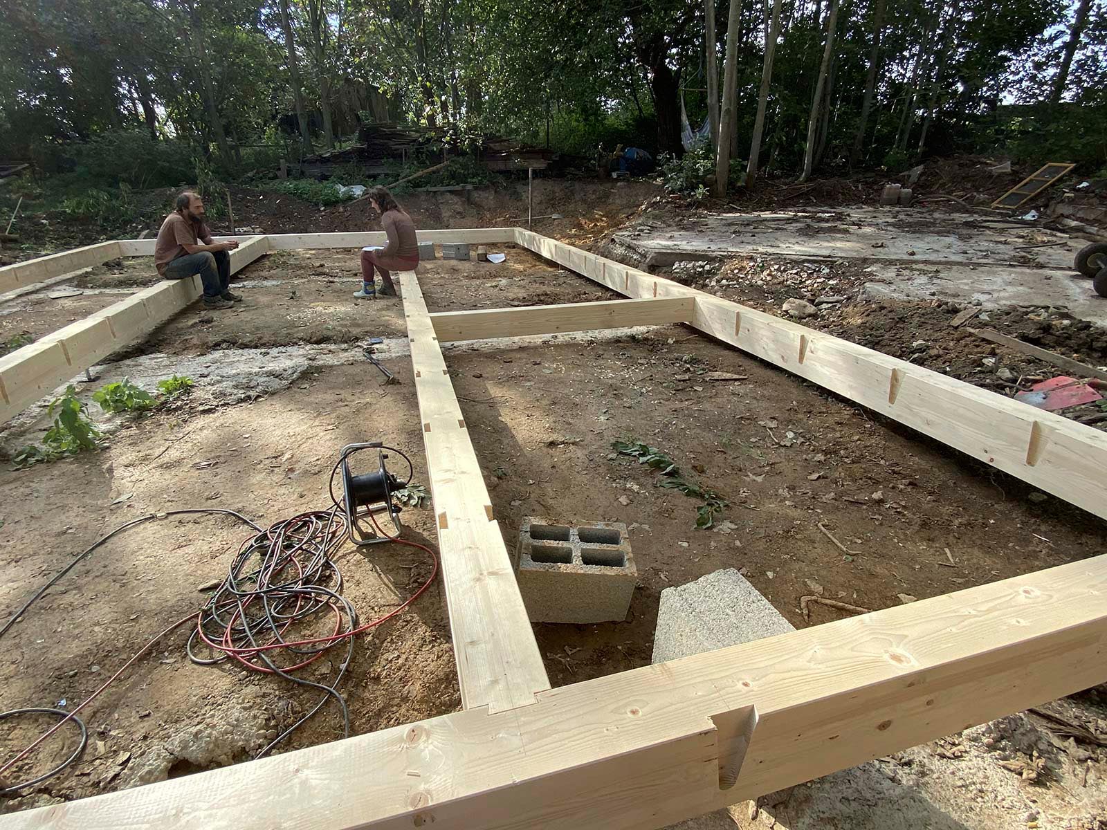 Holzskeletthaus - Unterzüge sind eingehängt Holzskeletthaus - Unterzüge sind eingehängt