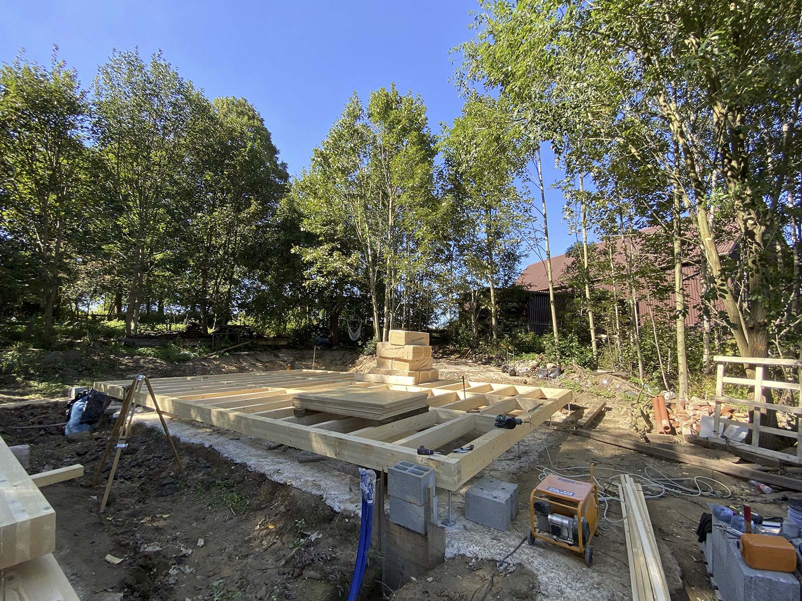 Holzskeletthaus - Bodenbalken eingehängt mit Schwalbenschwanzverbindungen Holzskeletthaus - Bodenbalken eingehängt mit Schwalbenschwanzverbindungen