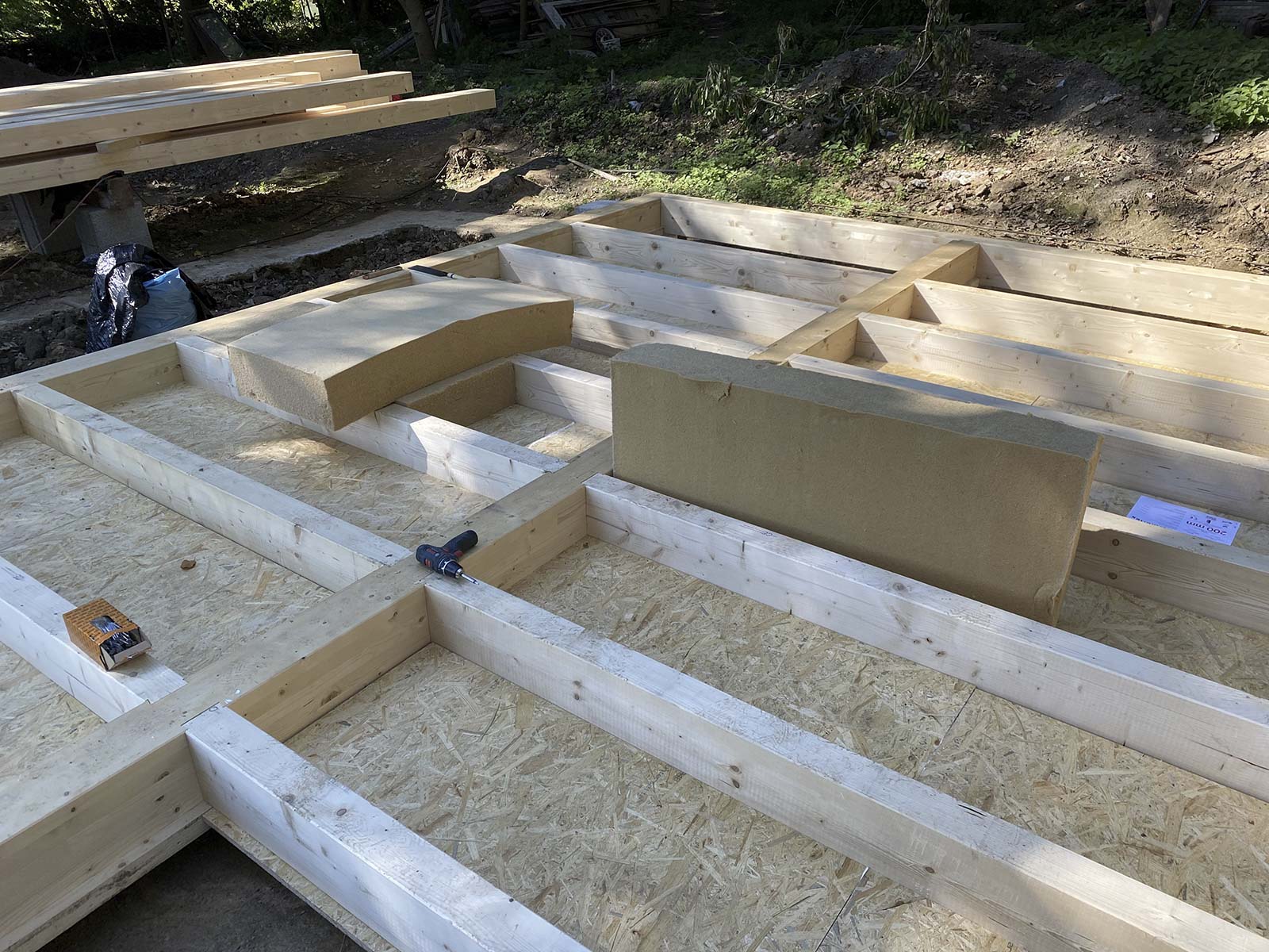 Holzskeletthaus - OSB als Unterkonstruktion für die Dämmung Holzskeletthaus - OSB als Unterkonstruktion für die Dämmung