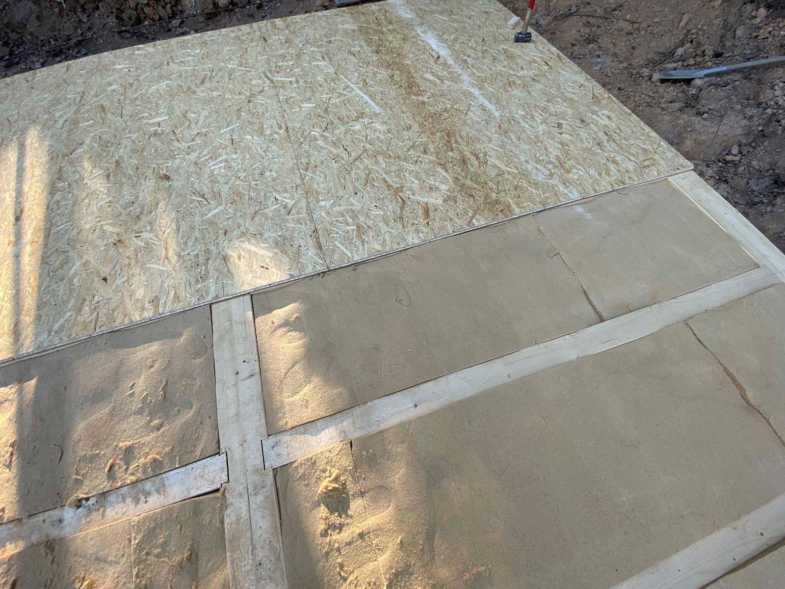 Holzskeletthaus - Dämmung abgedeckt mit OSB Holzskeletthaus - Dämmung abgedeckt mit OSB