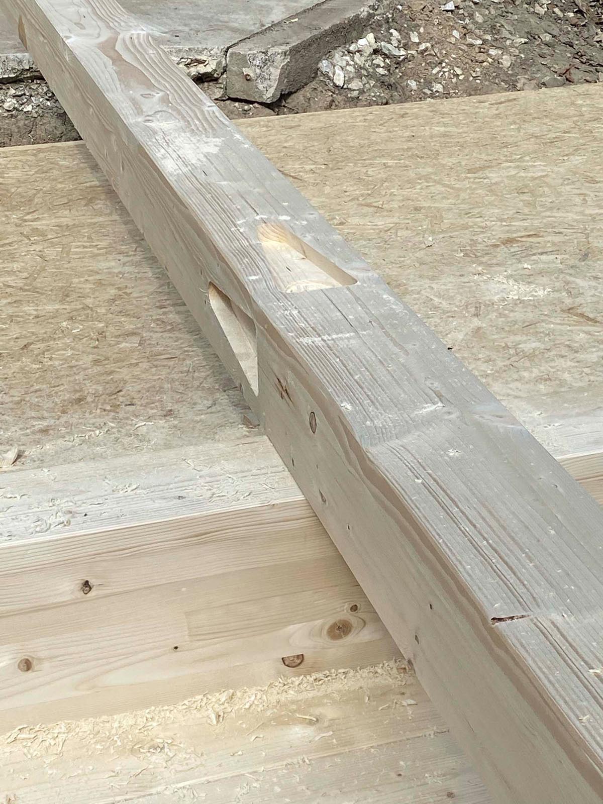 Holzskeletthaus - Schwalbenschwanz für die Unterzüge in allen Geschossen Holzskeletthaus - Schwalbenschwanz für die Unterzüge in allen Geschossen