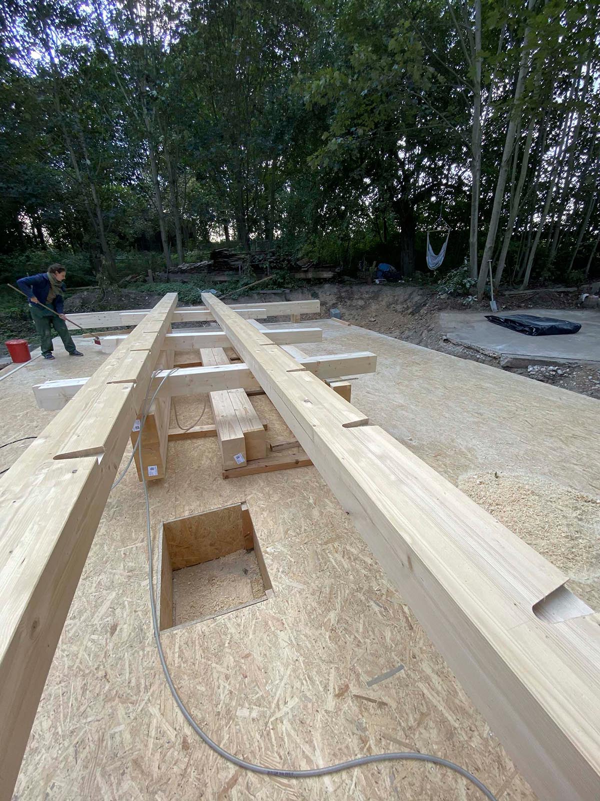 Holzskeletthaus - Fräsen der Schwalbenschwanzlöcher für die Deckenbalken Holzskeletthaus - Fräsen der Schwalbenschwanzlöcher für die Deckenbalken