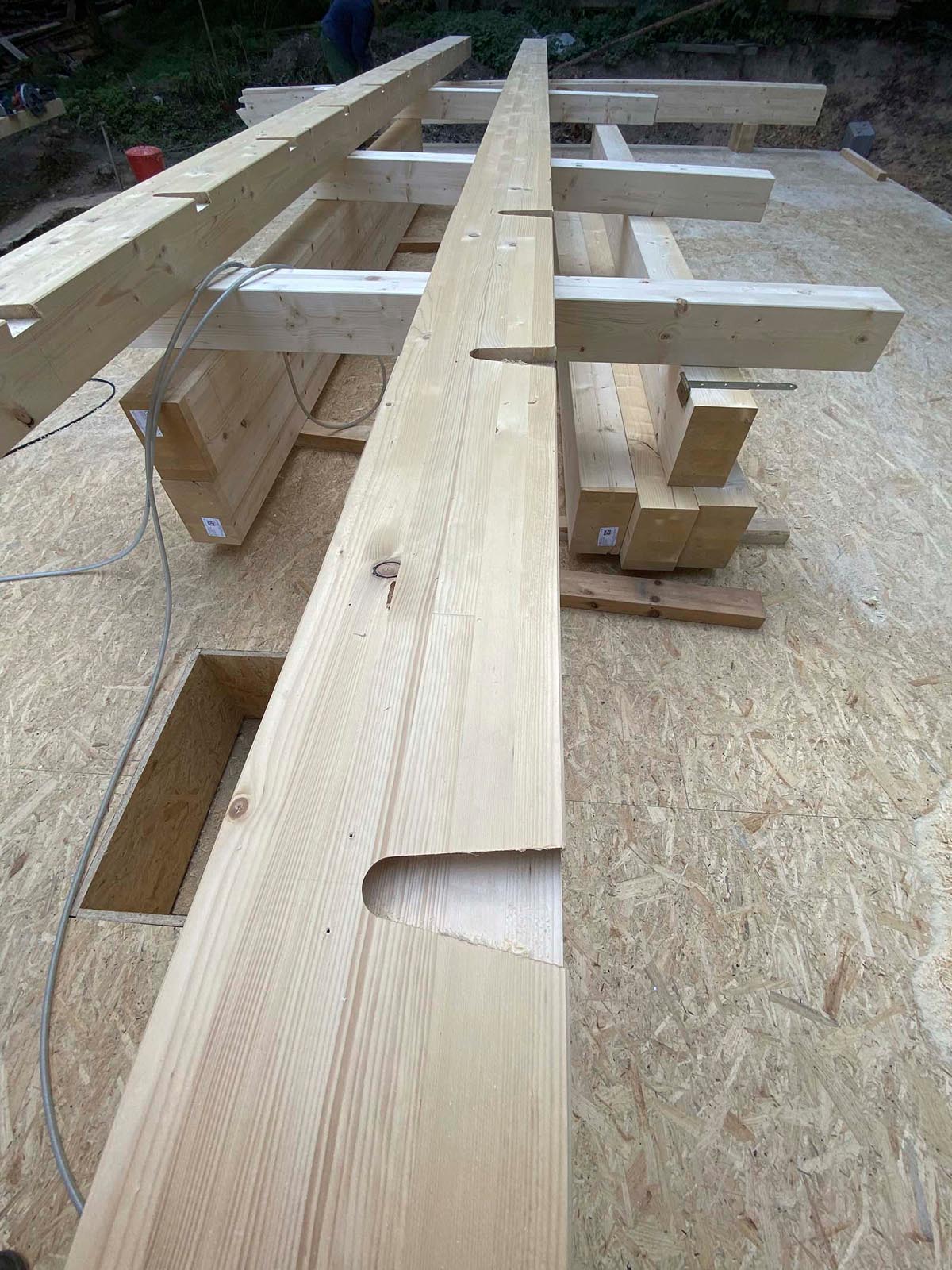 Holzskeletthaus - Fräsen der Schwalbenschwanzlöcher für die Deckenbalken Holzskeletthaus - Fräsen der Schwalbenschwanzlöcher für die Deckenbalken