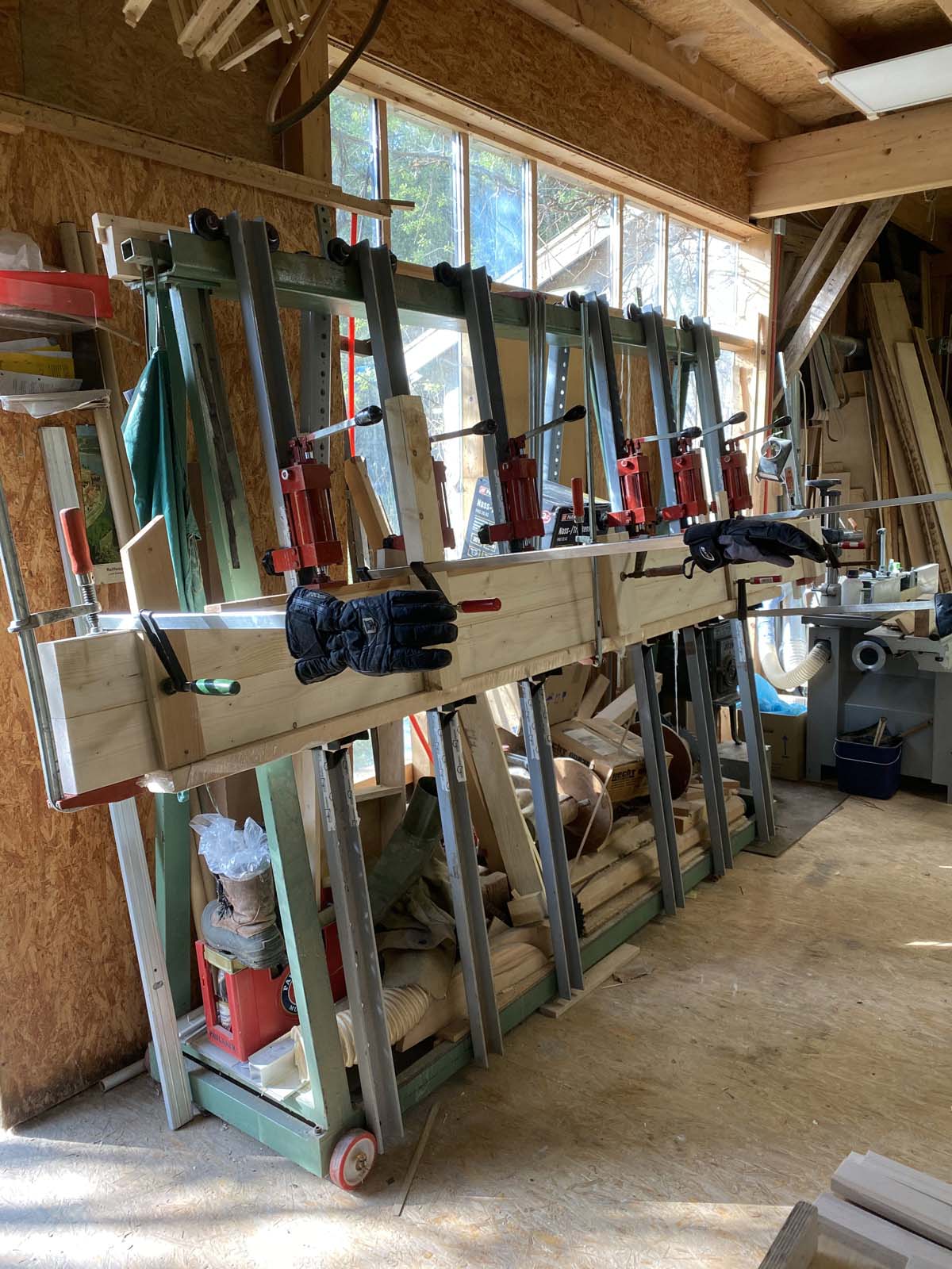 eine der beiden Treppenwangen in der Verleimpresse eine der beiden Treppenwangen in der Verleimpresse