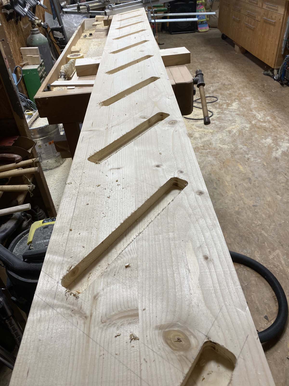 Nuten für die Trittstufen Nuten für die Trittstufen - Wandwange