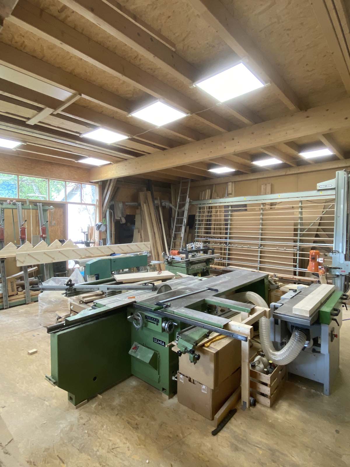 Mittelblock mit Formatsäge, Abricht-Dickenhobel, Dübelbohr- und die Kantenschleifmaschine Mittelblock mit Formatsäge, Abricht-Dickenhobel, Dübelbohr- und die Kantenschleifmaschine