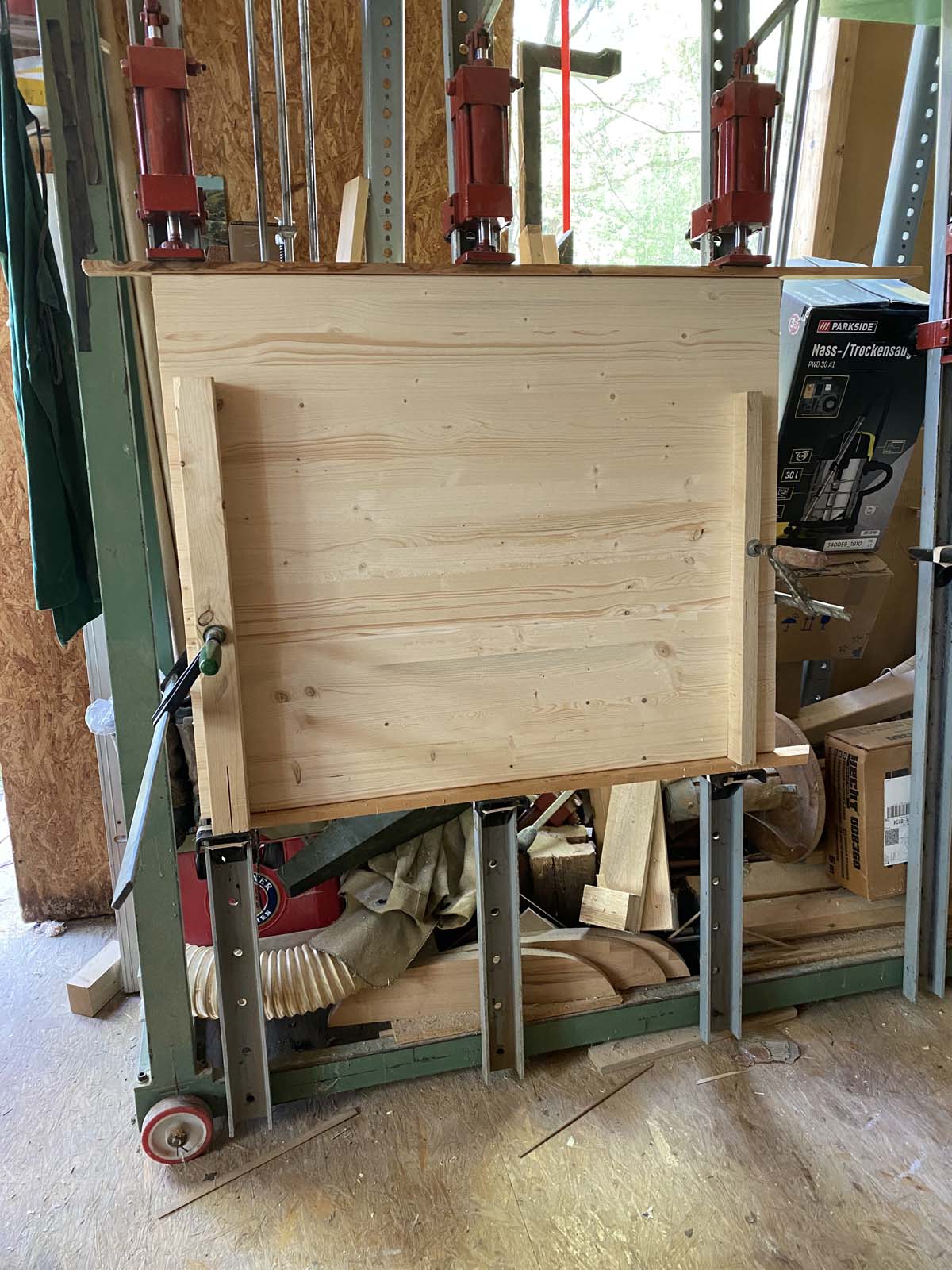 Podest wird verleimt Podest wird verleimt