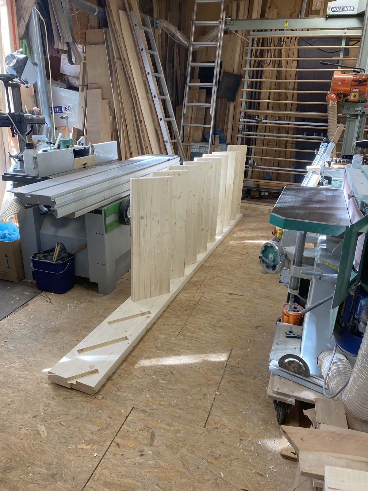 Einstecken der Trittstufen in die Wandwange Einstecken der Trittstufen in die Wandwange