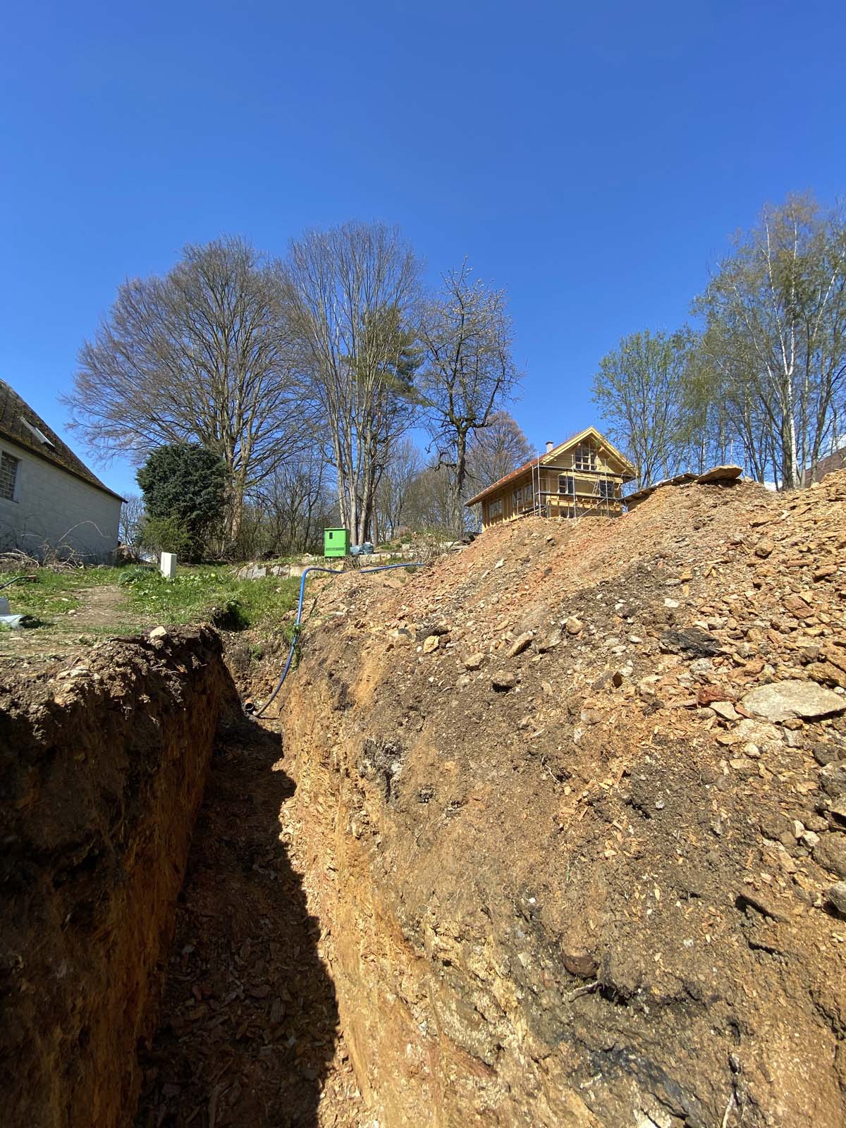 Blick zu den bereits im Sommer verlegten Rohren Blick zu den bereits im Sommer verlegten Rohren