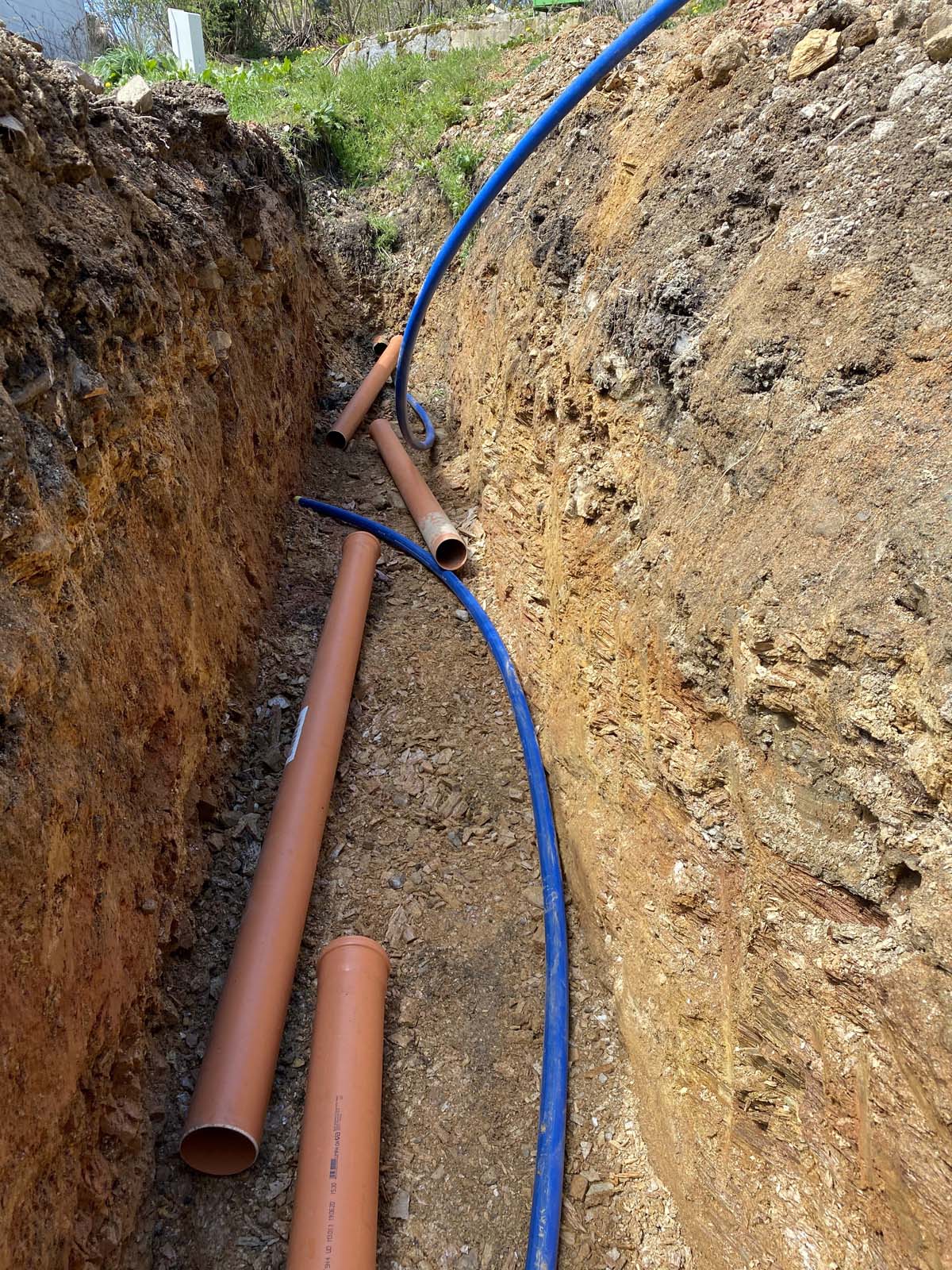 entrolltes Rohr von oben kommend entrolltes Rohr von oben kommend