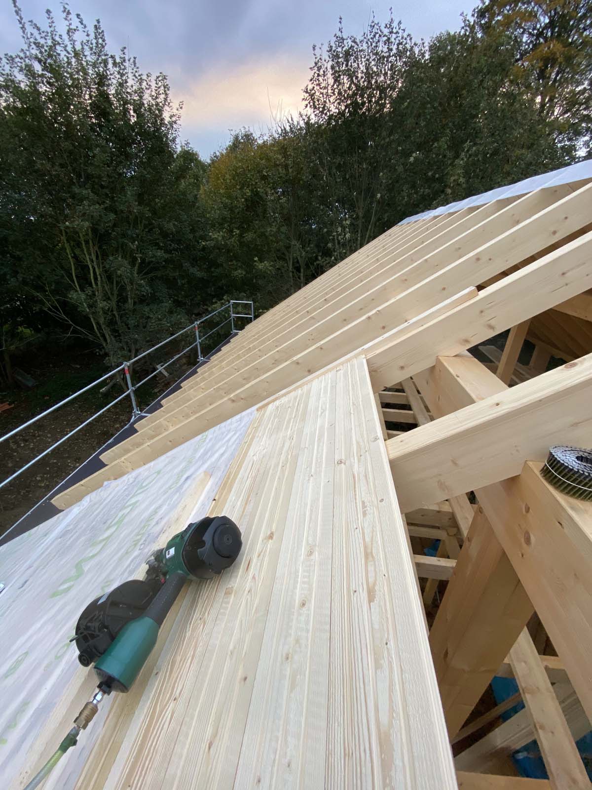 Holzskelettbau - Dachschalung Süd Holzskelettbau - Dachschalung Süd