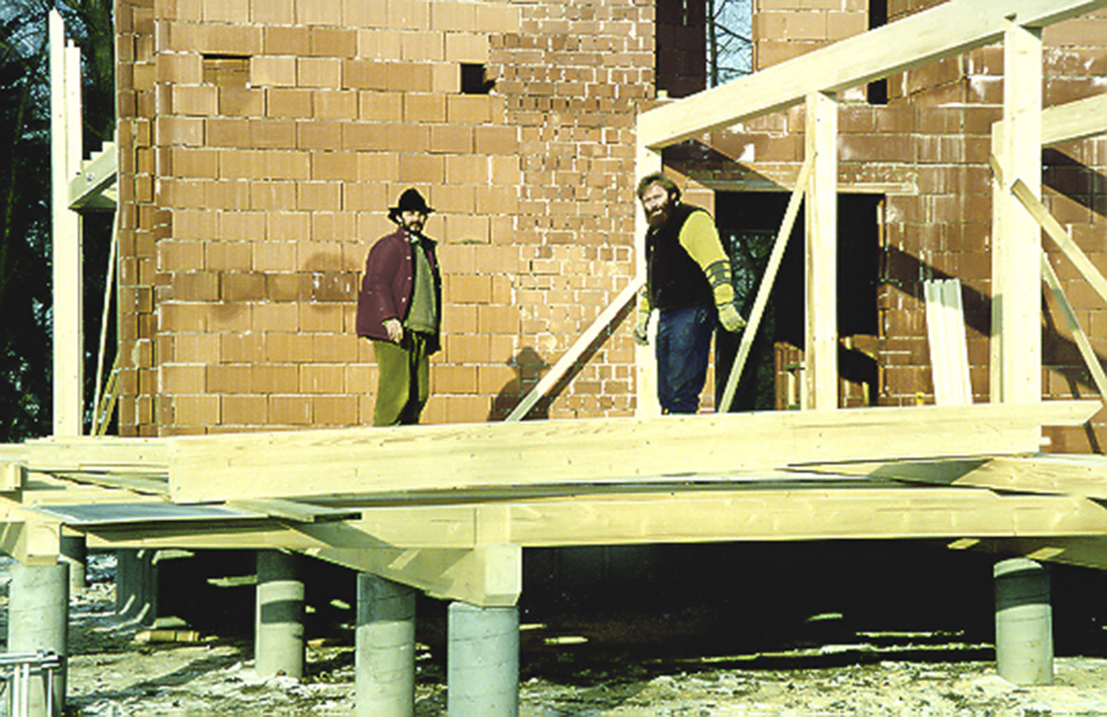 bei -18° Zimmerermeister Josef Baumann (re.) - der Architekt JR (li.) bei -18° Zimmerermeister Josef Baumann (re.) - der Architekt JR (li.)