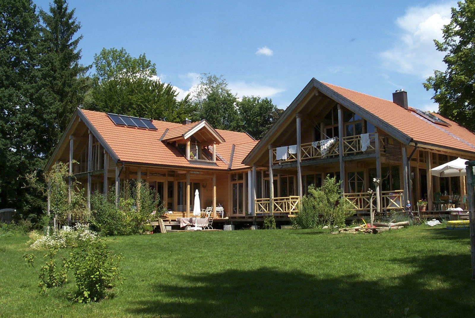 Holzskeletthaus Wartaweil am Ammersee - zwei gereihte Einfamilienhäuser Foto:Jörg Reuther