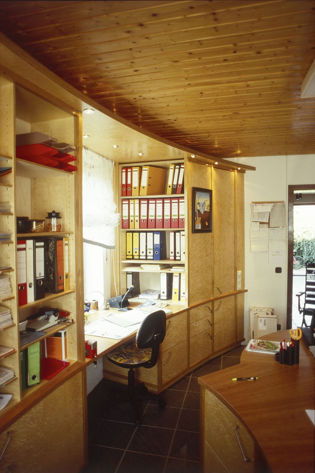 integrierter Arbeitsplatz am Fenster mit seitlichen Ordnern integrierter Arbeitsplatz am Fenster mit seitlichen Ordnern