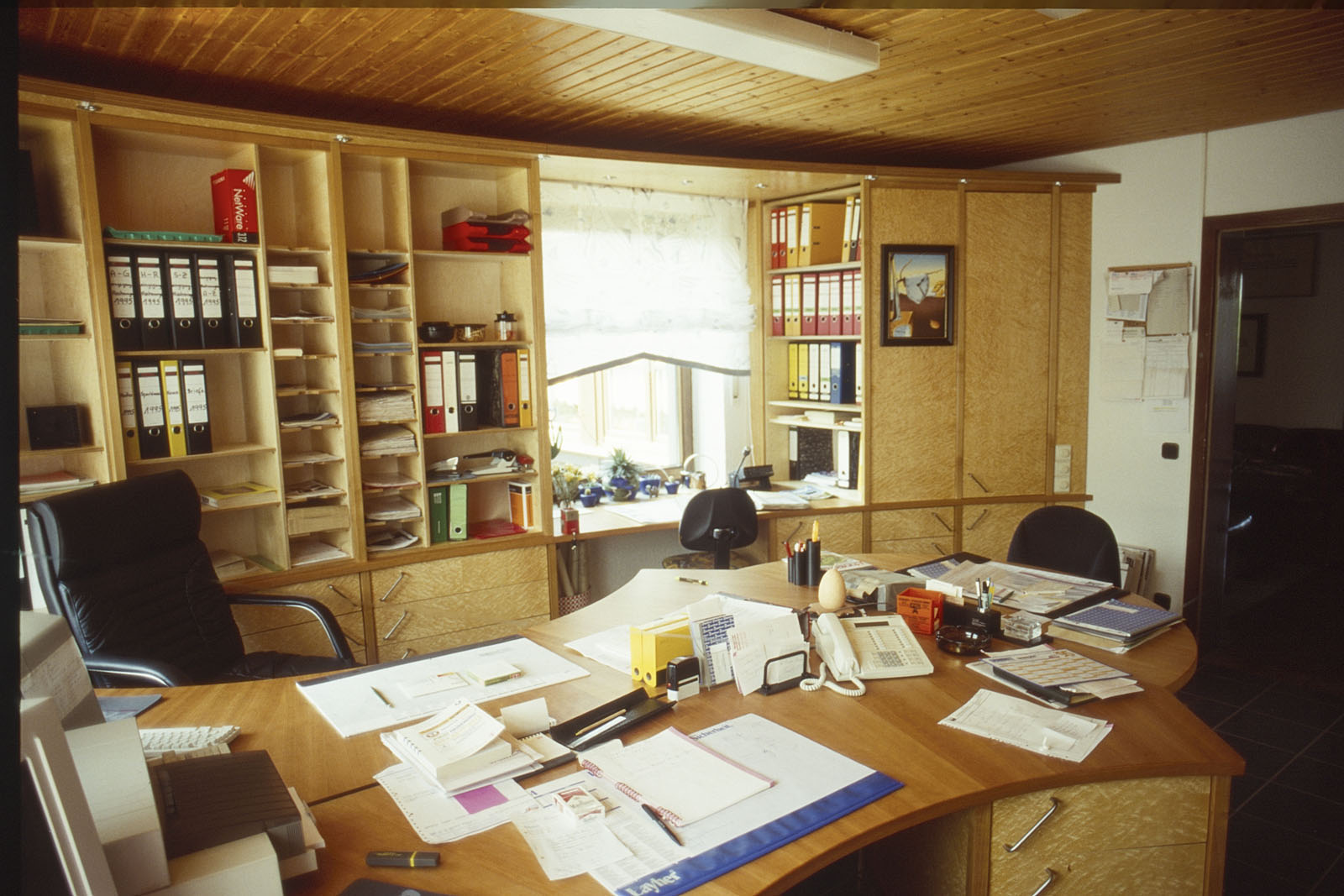 viel Arbeit auf den Tischen