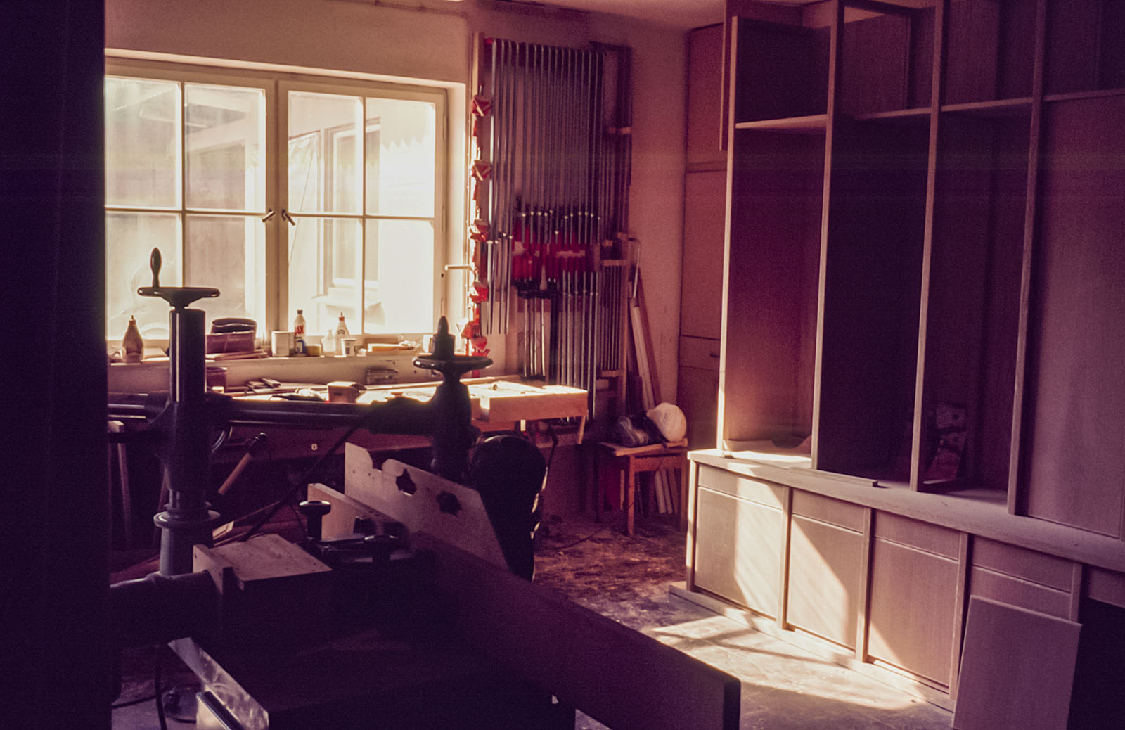 Montage einer Eichenbücherwand Montage einer Eichenbücherwand